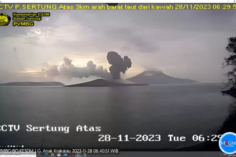 angkapan layar kamera CCTV yang memperlihatkan erupsi yang keluar dari kawah Gunung Anak Krakatau di Lampung, Selasa (28/11). (Foto: ANTARA/HO-PVMBG)