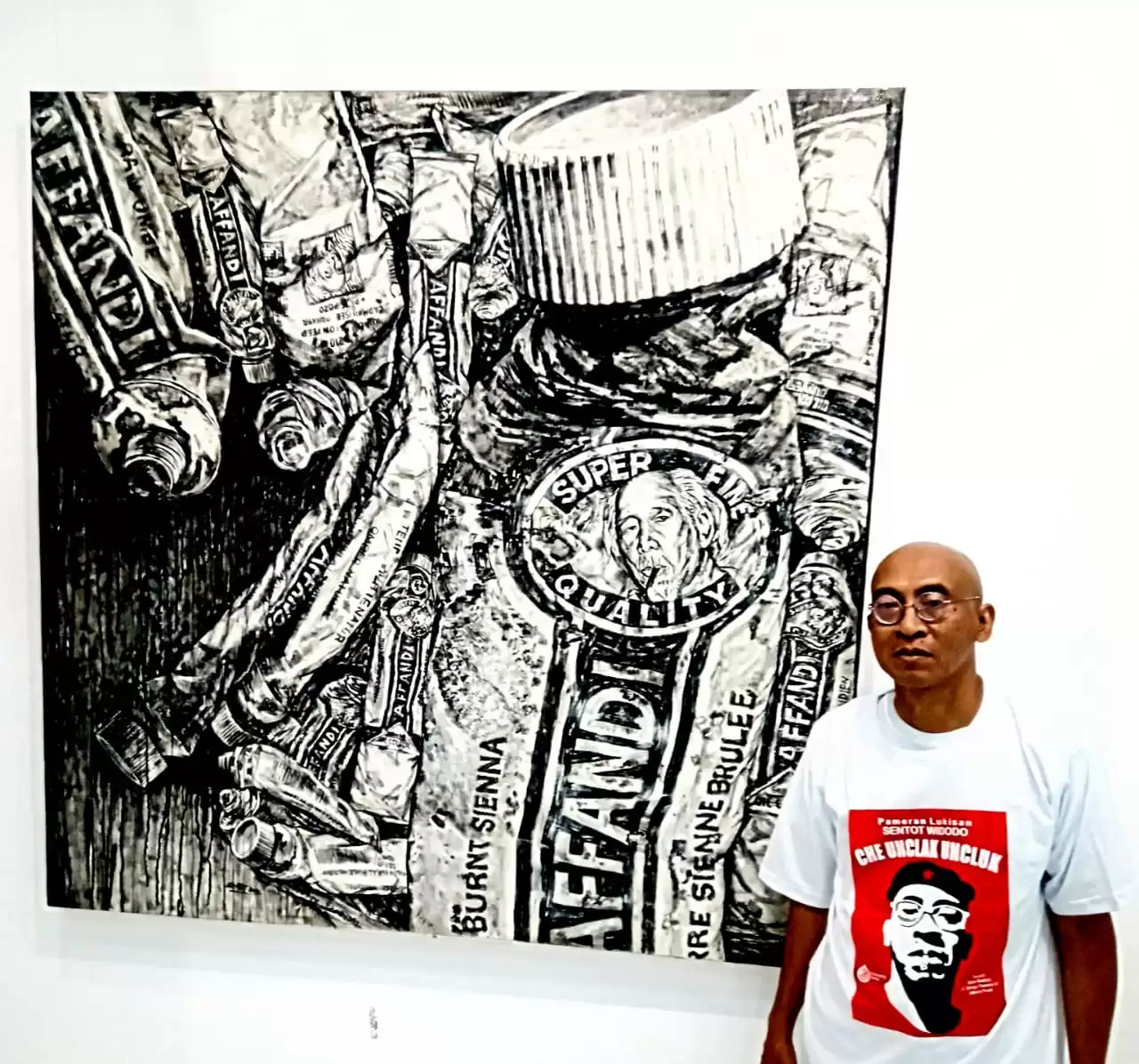 Sentot Widodo dengan salah satu karyanya yang berjudul "Super Fine Quality, AFFANDI" (Foto: Istimewa)