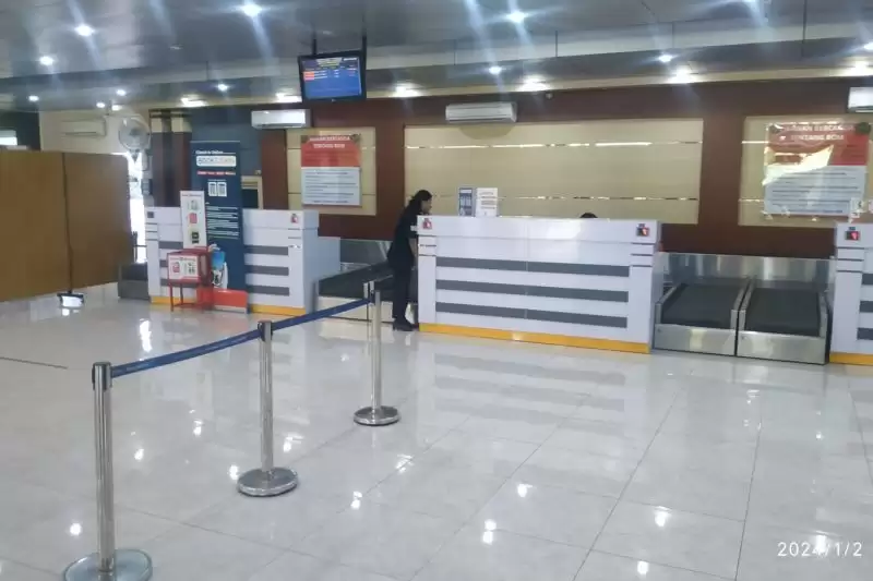 Suasana counter check-in Bandara Frans Seda Maumere, yang kosong karena penutupan operasional bandara akibat terdampak erupsi Gunung Lewotobi Laki-laki di Flores Timur, NTT, Selasa (2/1). [Foto: Antara]