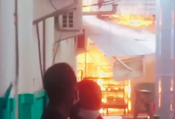 Gedung Keuangan RSUD MM Dunda Limboto Kabupaten Gorontalo terbakar diduga karena korsleting listrik, Senin (11/3). (Foto: ANTARA)