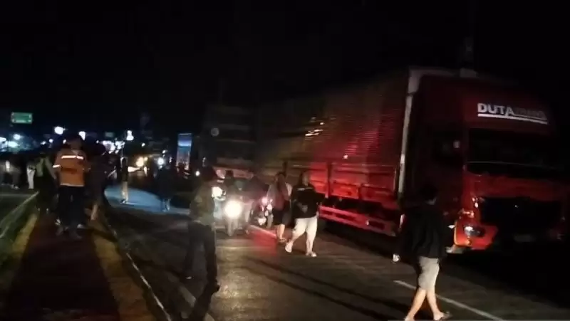 Suasana di lokasi kejadian saat kecelakaan beruntun terjadi di jalan lintas Sumatera tepatnya di depan pintu masuk pelabuhan Bakauheni. (Foto: ANTARA/Riadi Gunawan)