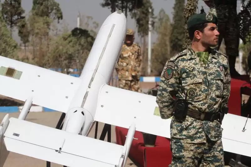 Seorang tentara berdiri di depan drone buatan Iran (Foto: Getty)
