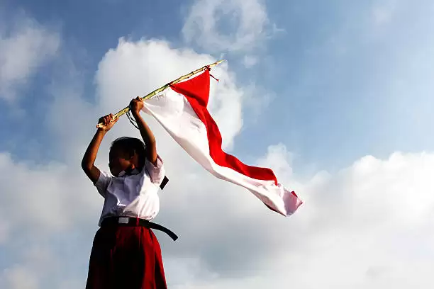 Murid SD sedang membawa bendera Merah Putih (Foto: Ist/Net)