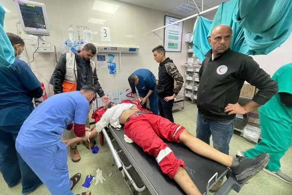 Petugas Sabit Merah Palestina tengah dirawat petugas medis akibat diserang roket Israel (Foto: WAFA News Agency)