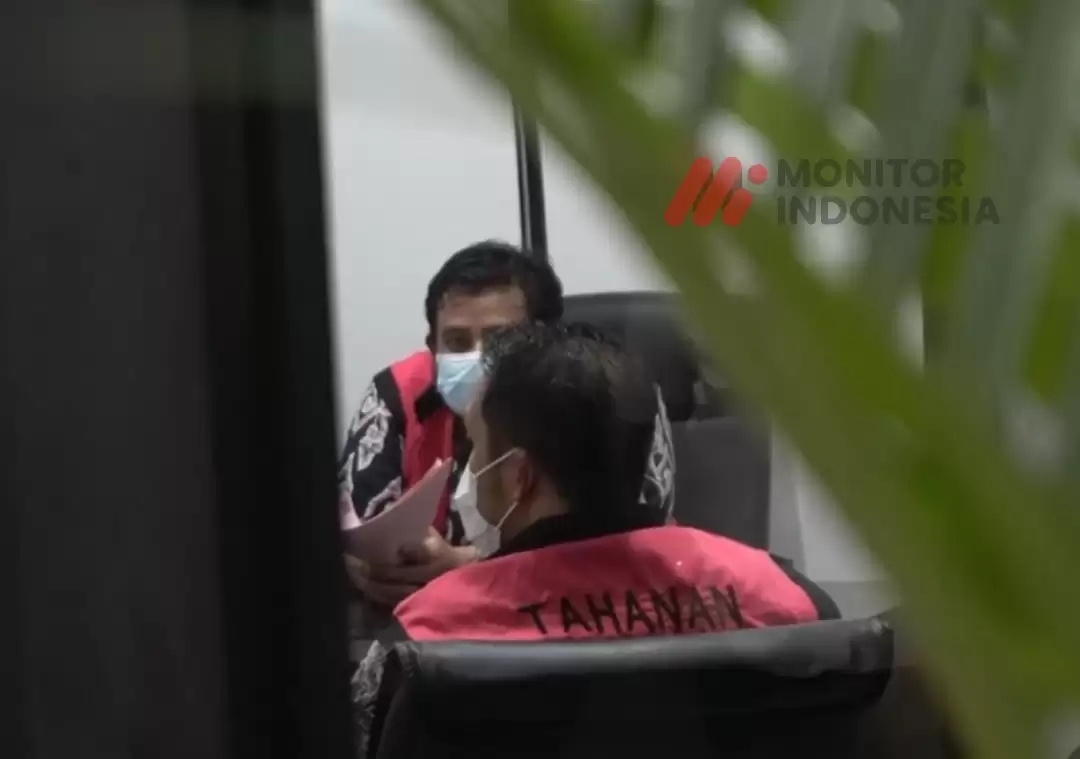 Dua tersangka sedang duduk di ruang penyidik Jampidsus Kejagung mengenakan rompi tahanan (Foto: Dok MI)