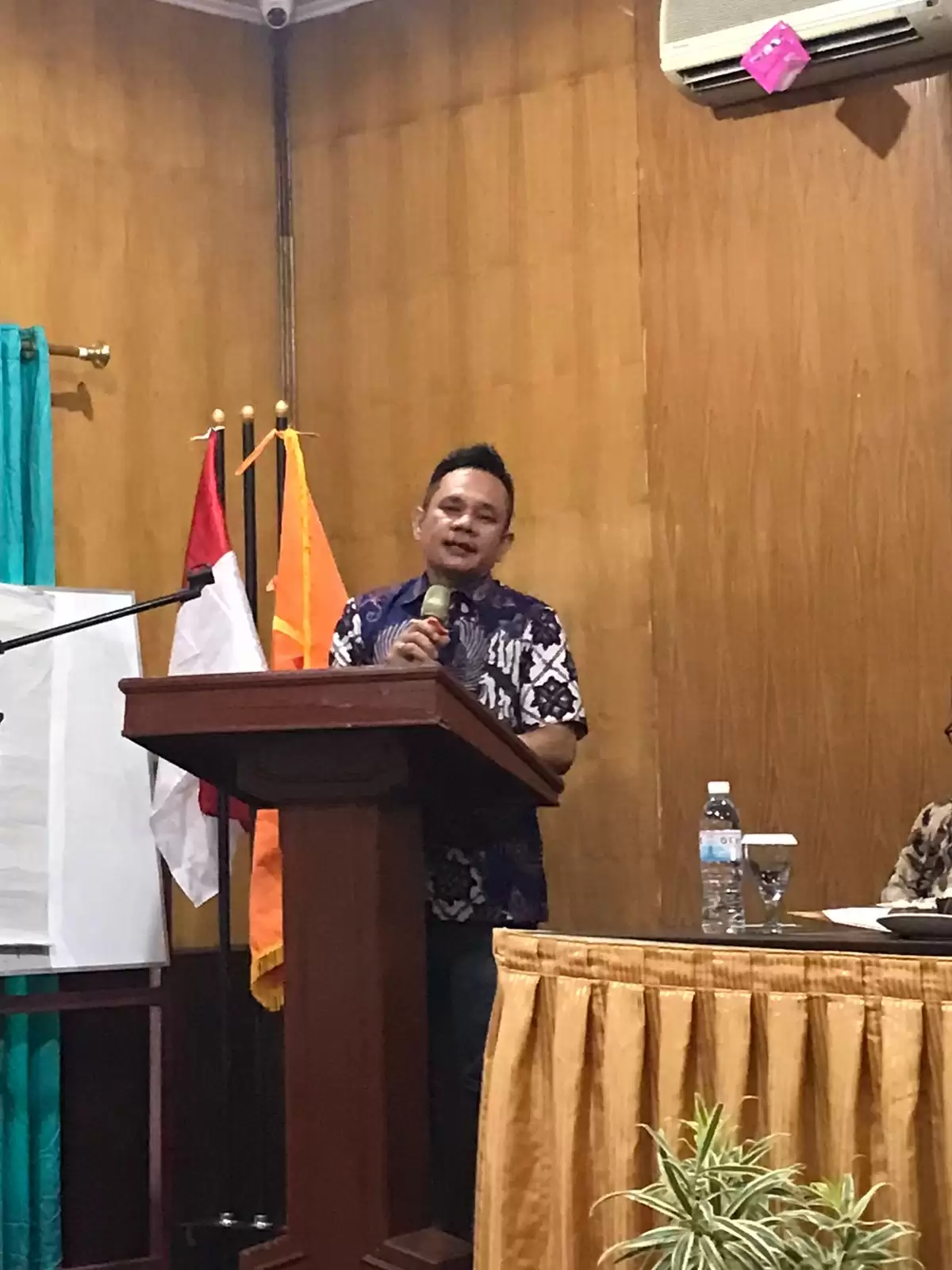 Pimpinan Bawaslu Provinsi Lampung Iskardo P. Panggar, saat sambutan pada acara Konsolidasi Media dalam Rangka Penguatan Pemberitaan Hasil Pemilu Tahun 2024. (Foto: MI/Zefry)