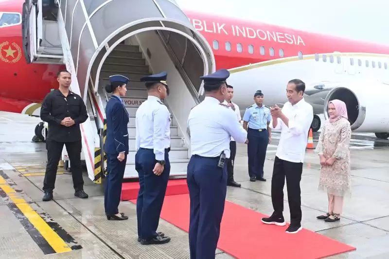 Presiden Joko Widodo (Jokowi) dan Ibu Negara Iriana dari Pangkalan Udara TNI AU Halim Perdanakusuma, Jakarta, Kamis (14/3/2024). [Foto: Setpres]