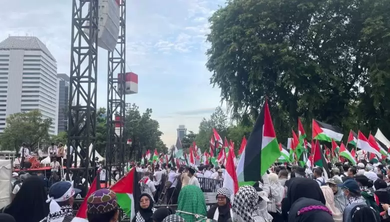 Ribuan masyarakat berkumpul memperingati 100 hari genosida Gaza di depan Kedutaan Besar Amerika Serikat, Jakarta Pusat, Sabtu (13/1) [Foto: Antara]