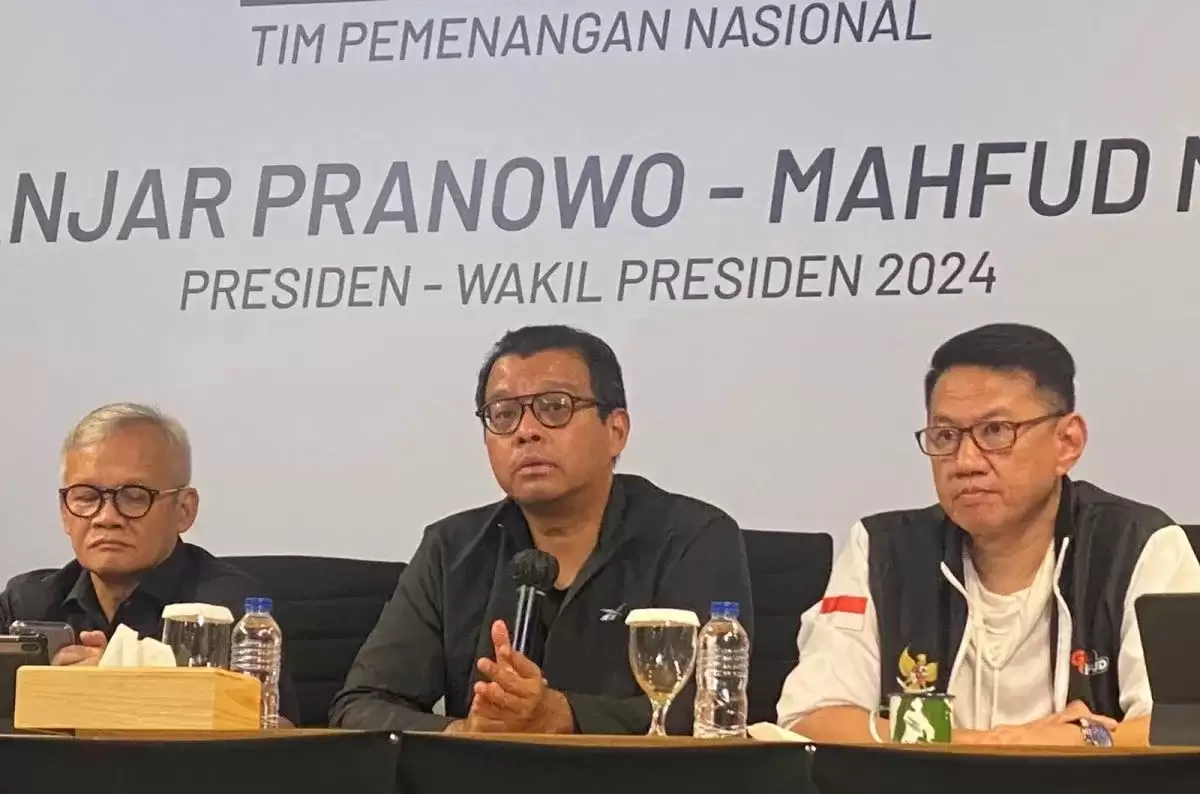 Deputi Politik 5.0 TPN Andi Widjajanto (tengah) bersama Ketua Tim Penjadwalan TPN Aria Bima (kiri) dan Sekretaris Eksekutif TPN Heru Dewanto (kanan) saat konferensi pers di Jakarta (Foto: Antara)