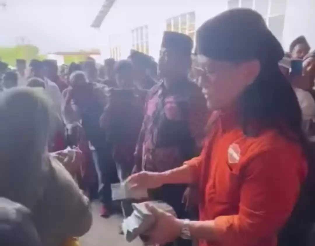 Tangkapan layar video bagi-bagi uang Gus Miftah di Pamekasan, Jawa Timur