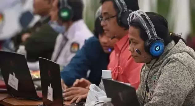 Petugas melakukan supervisi rekapitulasi suara Pemilu 2024 secara daring di Kantor KPU, Jakarta, Kamis (15/2) (Foto: MI/Repro Antara)