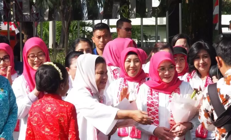 Ibu Negara Iriana Joko Widodo bersama jajaran istri menteri Kabinet Indonesia Maju, mengikuti "Dialog Interaktif Anak" di Alun-Alun Cirimekar, Cibinong, Kabupaten Bogor, Jawa Barat, Senin (4/3). (Foto: ANTARA)