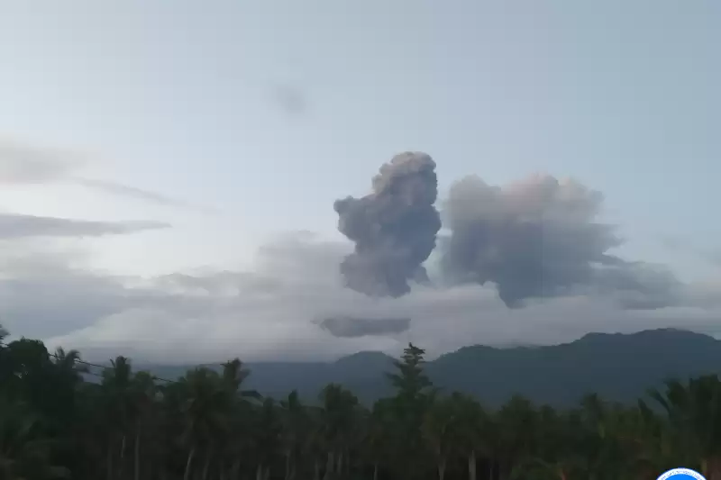 Tangkapan layar CCTV yang memperlihatkan erupsi setinggi lebih kurang 2.090 meter yang keluar dari kawah Gunung Dukono di Pulau Halmahera, Maluku Utara, Jumat (24/11) [Foto: Ant]