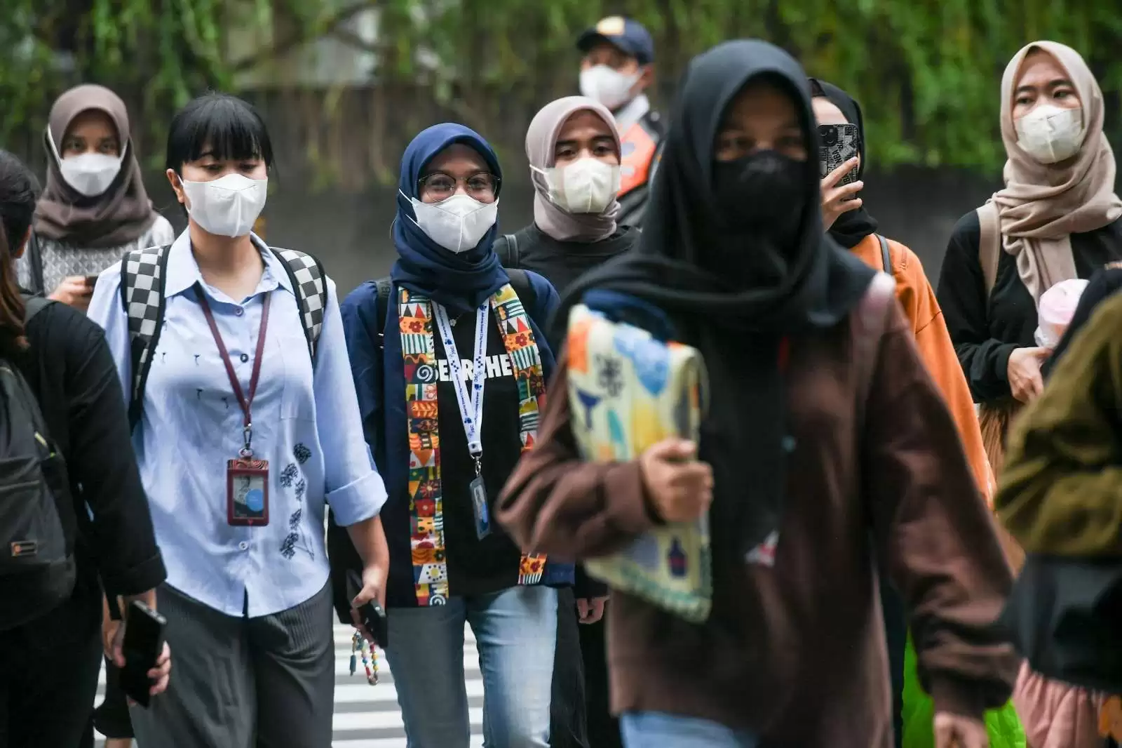 Warga Jakarta Berjalan Menggunakan Masker (Foto: Antara)