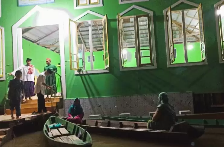 Umat Islam di Teluk Barak Kelurahan Kedamin Hilir, Kecamatan Putussibau Selatan, Kabupaten Kapuas Hulu, Kalimantan Barat menggunakan perahu pergi ke surau. (Foto: ANTARA)