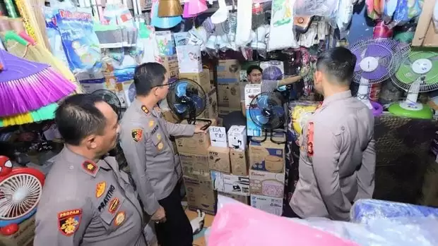 Polres Jaksel dan Polsek Mampang Prapatan mengecek keamanan di Pasar Mampang Prapatan (Foto: Ist)