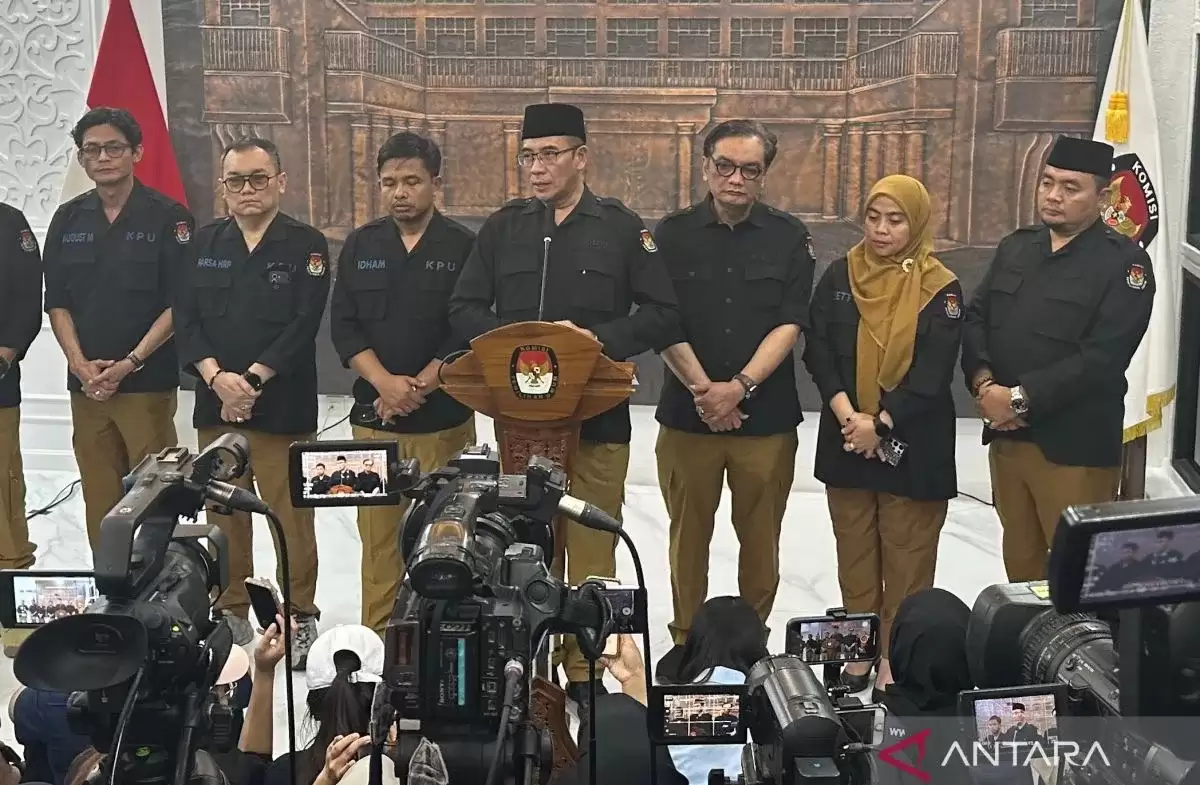 Ketua KPU RI Hasyim Asy’ari (tengah) bersama enam Anggota KPU RI saat memberikan keterangan di Gedung KPU RI, Jakarta, Rabu (20/3/2024). (Foto: ANTARA/Rio Feisal)