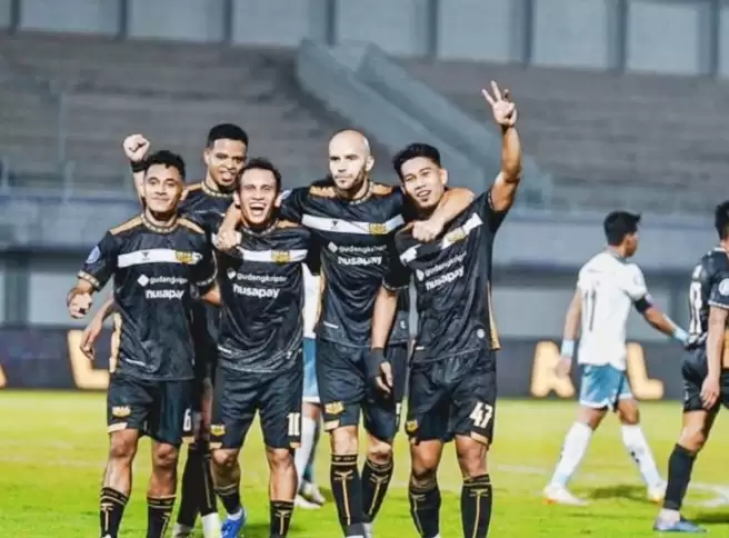 Para pemain Dewa United merayakan gol saat melawan Persita Tangerang, pada pertandingan Liga 1 di Stadion Indomilk Arena, Kabupaten Tangerang, Rabu (27/3/2024). (Foto: ANTARA)