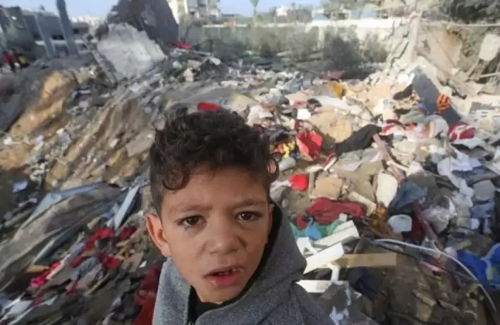 Seorang anak laki-laki terlihat di antara puing-puing bangunan yang hancur akibat serangan udara Israel di kota Rafah di Jalur Gaza selatan. [Foto: Antara]