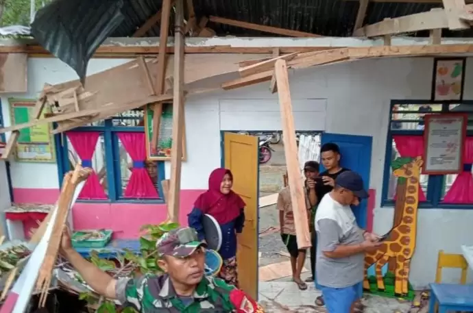 Sekolah TK Anggrek di Desa Sigaso, Kecamatan Atinggola, Gorontalo Utara, Provinsi Gorontalo tertimpa pohon tumbang, Minggu (10/3). (Foto: ANTARA)