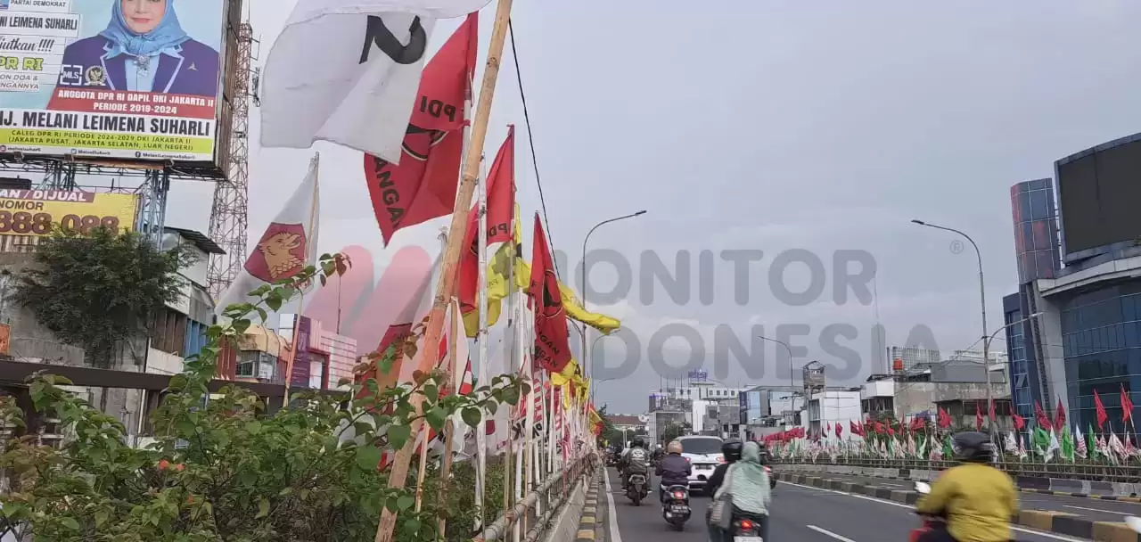 Suasana pemandangan alat peraga Kampanye yang dipasang disepanjang flay over Senen, Jakarta Pusat (Foto: MI/Aswan)