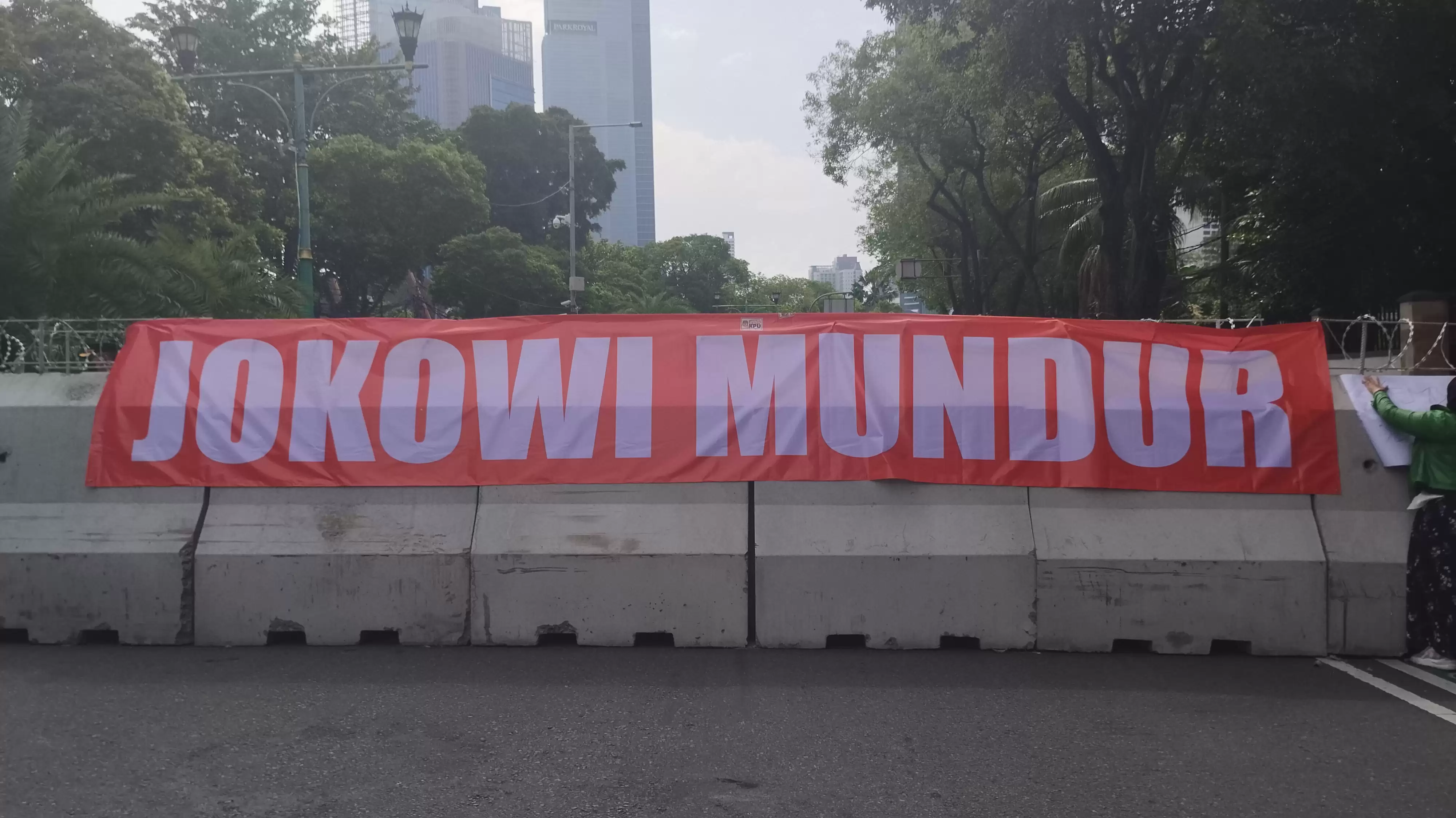 Banner Bertuliskan Jokowi Mundur yang dibentangkan oleh massa aksi di depan Kantor KPU RI (Foto: MI/Dhanis)