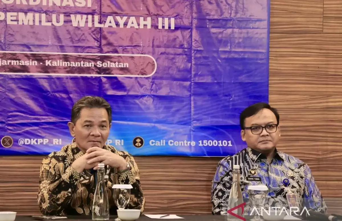 Ketua DKPP RI Heddy Lugito (kiri) memberikan keterangan pers usai menghadiri Rakor Penyelenggara Pemilu Wilayah III di Kota Banjarmasin, Kalimantan Selatan (Foto: Antara)