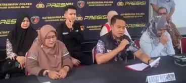 Kasat Reskrim Polres Tangerang Selatan, AKP Alvino Cahyadi (tengah) saat konferensi pers di Polres Metro Tangerang Selatan, Jumat (1/3/2024). [Foto: Ist]