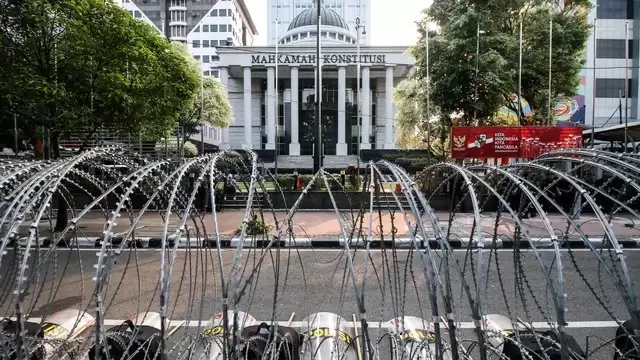 Barikade kawat berduri di depan gedung MK pada sidang sengketa Pemilu 2019