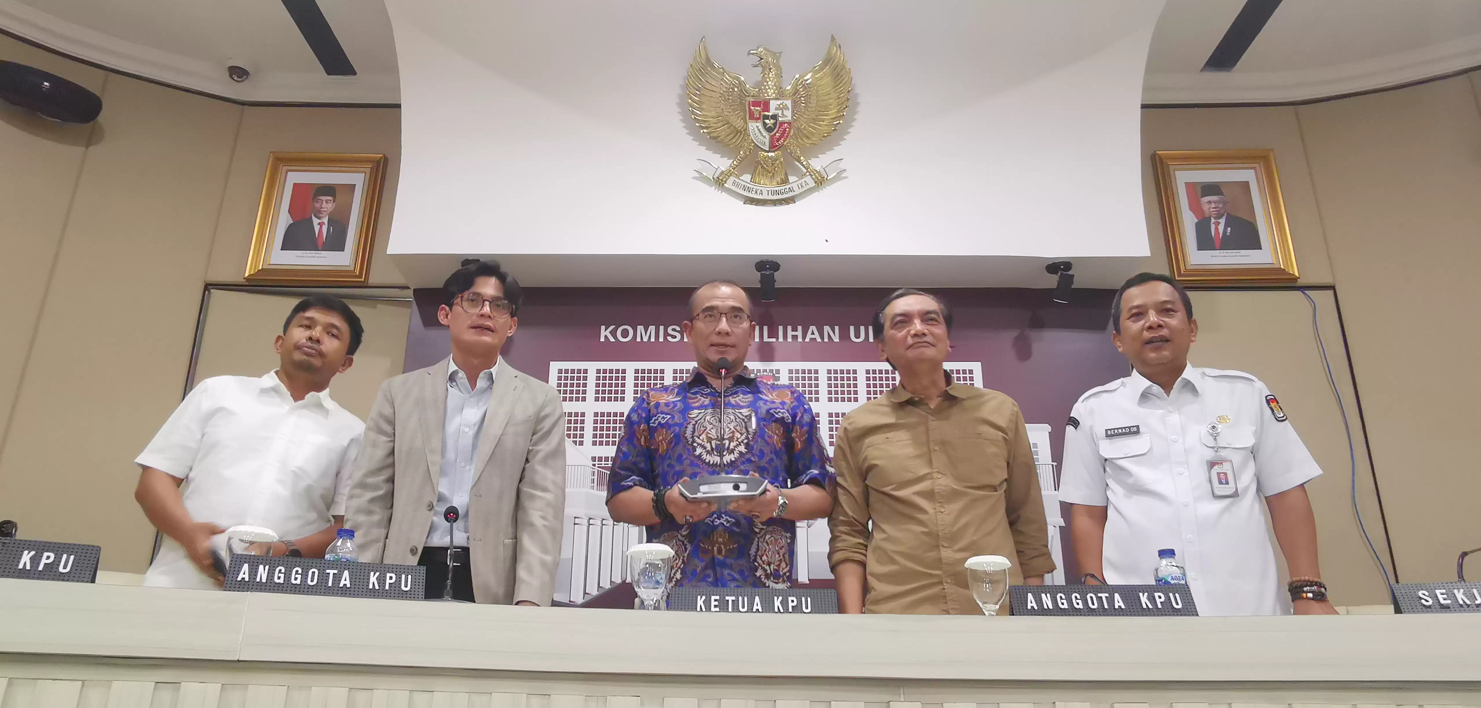 Ketua KPU RI, Hasyim Asy'ari (tengah) bersama Komisioner KPU (Foto: MI/Dhanis)