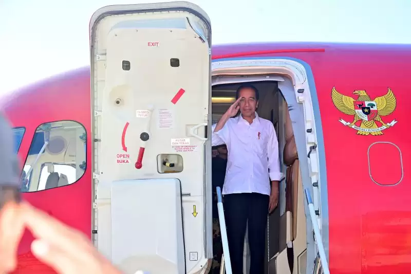 Presiden Joko Widodo bertolak menuju Kalimantan Barat (Kalbar) dalam rangka kunjungan kerja melalui Pangkalan TNI AU Halim Perdanakusuma Jakarta, Rabu (20/3/2024). [Foto: Setpres]
