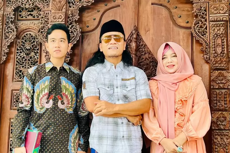 Gibran Rakabuming Raka mengunjungi pondok pesantren (Ponpes) Ora Aji, yang dipimpin Gus Miftah di Sleman, Yogyakarta, Selasa (26/3/2024). (Foto: ANTARA)