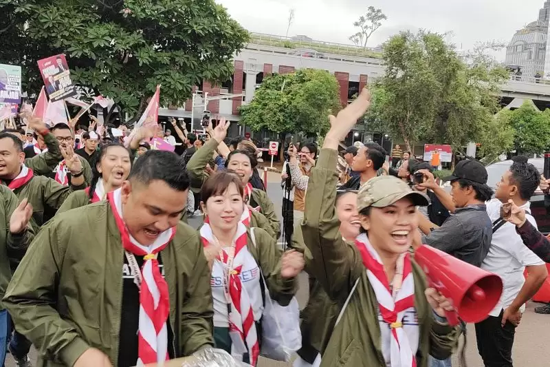 Sejumlah pendukung Ganjar-Mahfud MD tiba Istora Senayan, Jakarta Pusat, Minggu (7/1). [Foto: ANTARA]