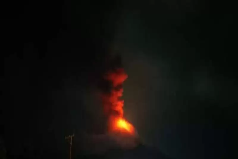 Visual sinar api dari kawah utama Gunung Lewotobi Laki-laki di Flores Timur, NTT, Rabu (10/1) dini hari. [Foto: Ant]