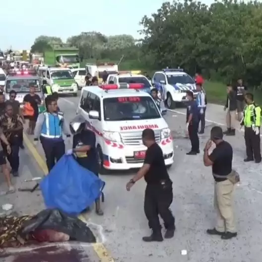 Evakuasi korban kecelakaan bus rombongan anggota Satgas Partai Hanura asal Surabaya di ruas Tol Ngawi-Solo,Minggu (4/2). [Foto: ANTARA/Louis Rika]