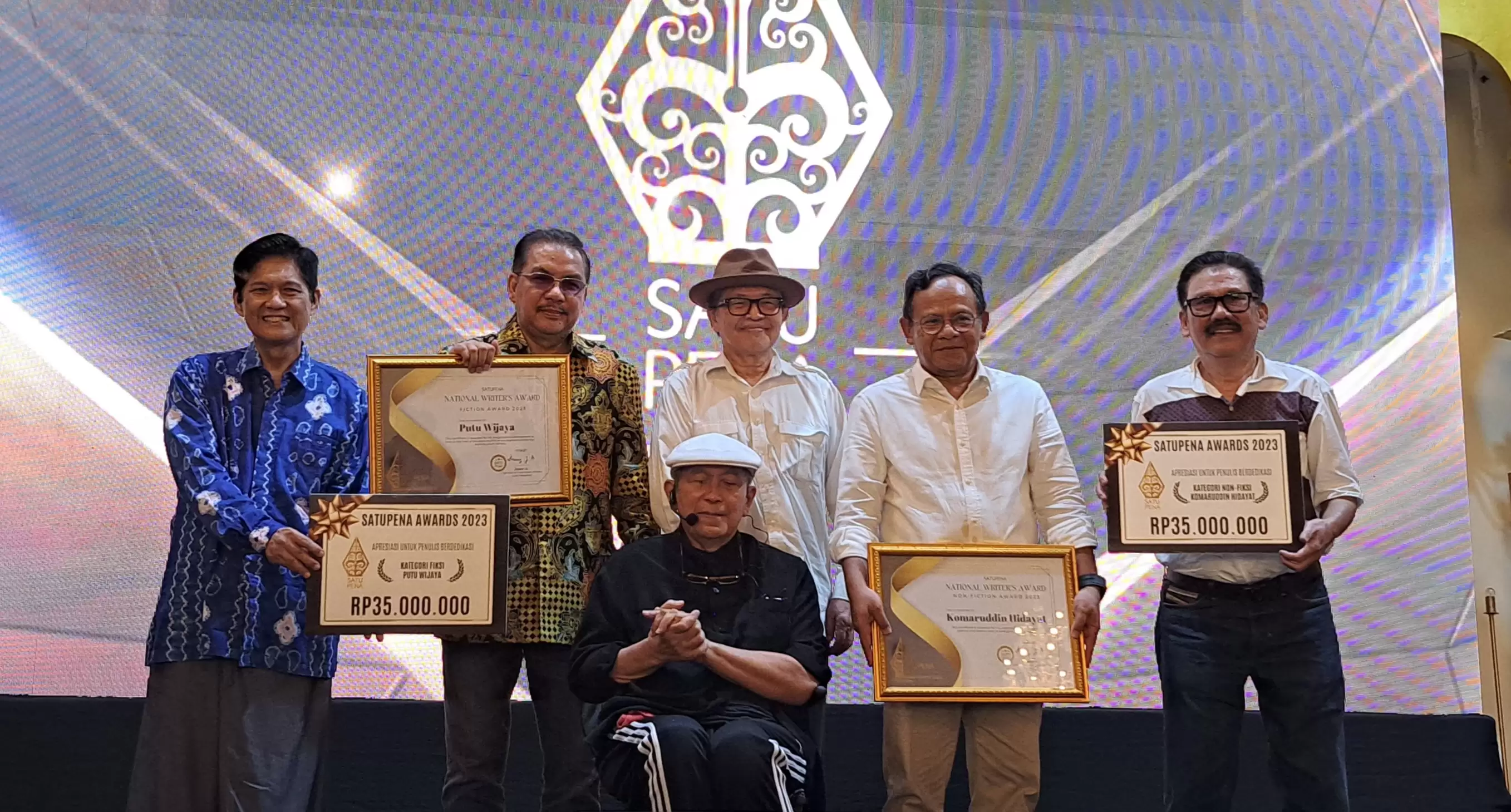 Pemberian penghargaan Satupena Awards kepada Putu Wijaya (fiksi) dan Prof. Komarudin Hidayat (untuk non- fiksi)