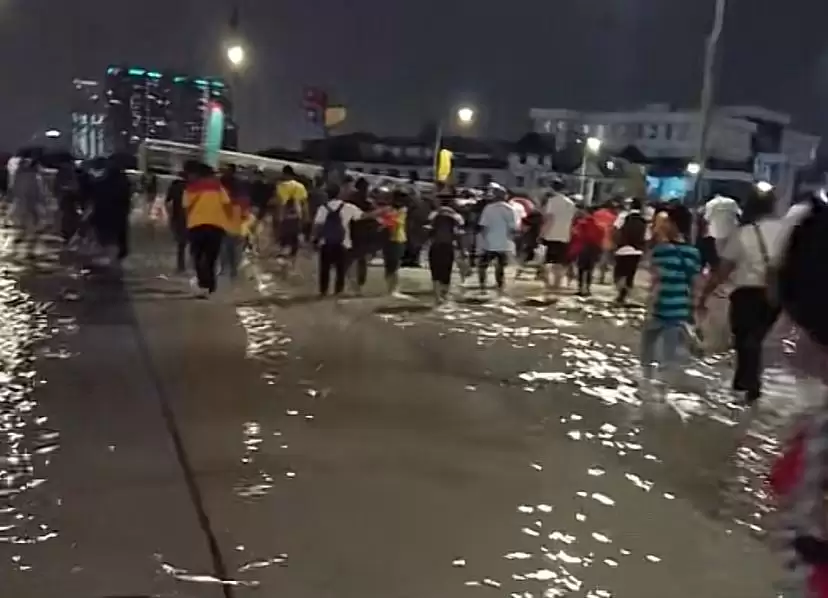 Halaman stadion JIS yang kebanjiran [Foto: Tangkapan Layar]