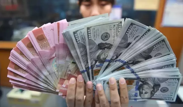 Mata Uang Rupiah dan Dollar (Foto: Antara)