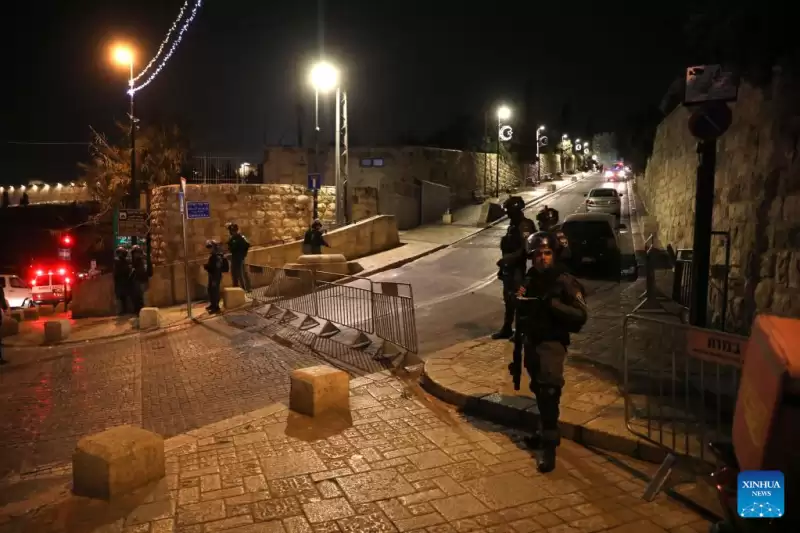 Polisi Israel berjaga di luar Gerbang Singa di Kota Tua Yerusalem [Foto: Xinhua)