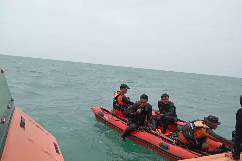 Tim gabungan melakukan penyelaman, mencari warga Taiwan yang hilang saat kapal KM Pari Kudus terbalik di perairan Pulau Rambut, Kepulauan Seribu pada Senin (11/3/2024). [Foto: ANTARA]