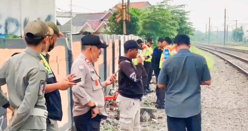 Petugas Polsek Pulogadung melakukan olah Tempat Kejadian Perkara (TKP) lokasi ditemukannya korban tersambar kereta api,Selasa (6/2/2024). (Foto: ANTARA)