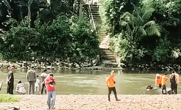 Basarnas melakukan pencarian korban tenggelam di sungai. (Foto: ANTARA)