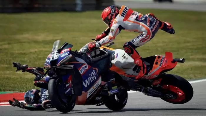 Marc Marquez menabrak Migue Oliveira di MotoGP Portugal 2023 (Foto: Reuters)