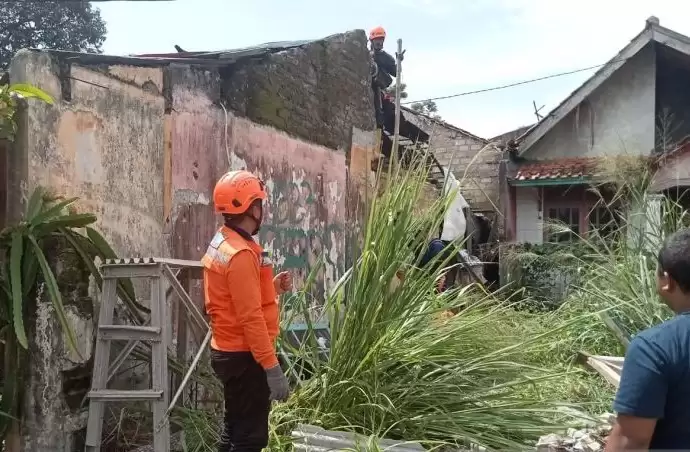 Petugas BPBD Kota Sukabumi saat meninjau salah satu rumah di Kecamatan Cibeureum, Kota Sukabumi, Jabar yang terdampak bencana angin puting beliung. (Foto: ANTARA)