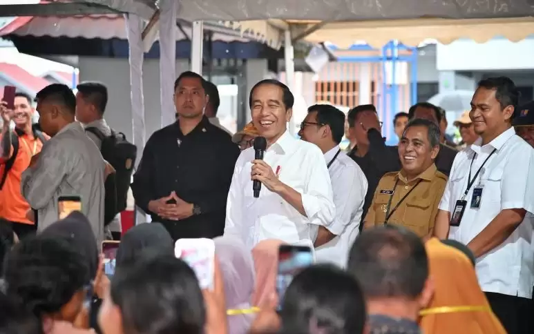 Presiden Jokowi meninjau ketersediaan beras di Gudang Bulog dan membagikan bantuan pangan CBP kepada KPM di Manggarai Barat, NTT, Senin (4/12). (Foto: ANTARA/HO-Biro Pers Sekretariat Presiden/Vico)