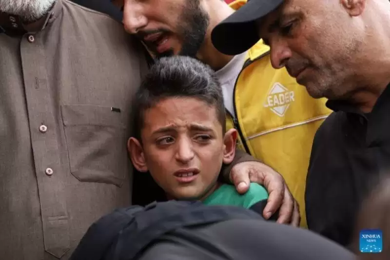 Seorang anak laki-laki menangisi para korban konflik Palestina-Israel di Jalur Gaza bagian selatan [Foto: Ant]