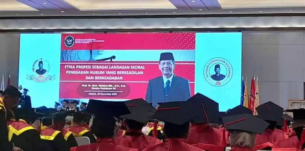 Mahfud MD menjadi pembicara dalam Wisuda Program Sarjana dan Magister Hukum Universitas Bung Karno (UBK), Kamis (30/11). (Foto: Dok MI)