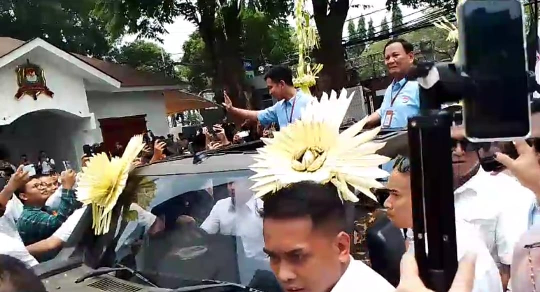 Prabowo Subianto-Gibran Rakabuming Raka tiba di Gedung Komisi Pemilihan Umum (KPU), Rabu (25/10) [Foto: MI/Akbar]