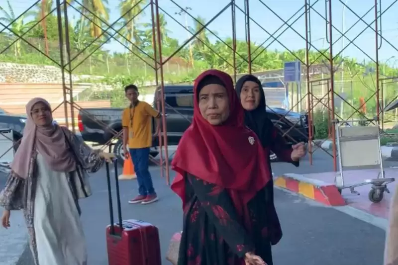 Istri Gubernur Malut, Faonia Jauhar Kasuba bersama anak perempuannya Nazlatan Ukhra Kasuba terbang ke Jakarta, terkait dengan OTT oleh KPK [Foto: ANTARA]
