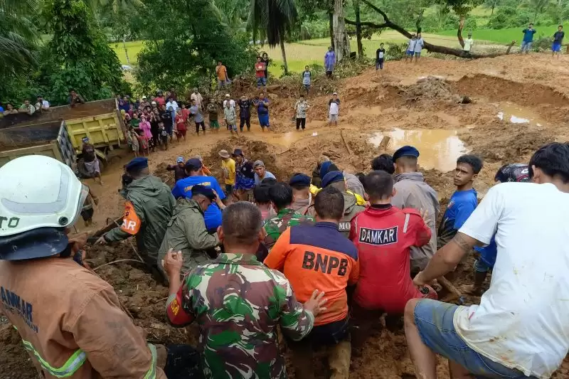 Tim petugas gabungan bersama warga, mengevakuasi jasad seorang korban banjir-tanah longsor di Kabupaten Padang Pariaman, Sumatera Barat, Jumat (8/3/2024). [Foto: ANTARA]